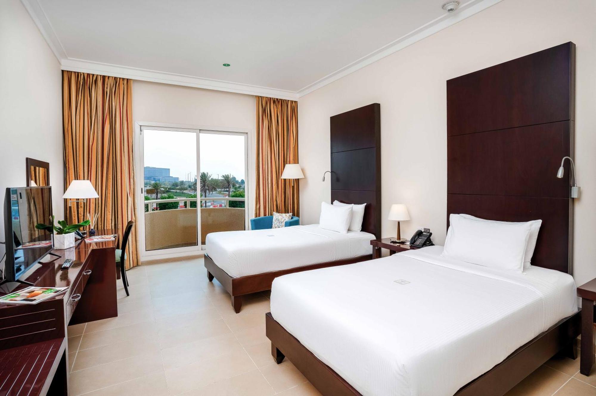 Metropolitan Al Mafraq Отель 4*