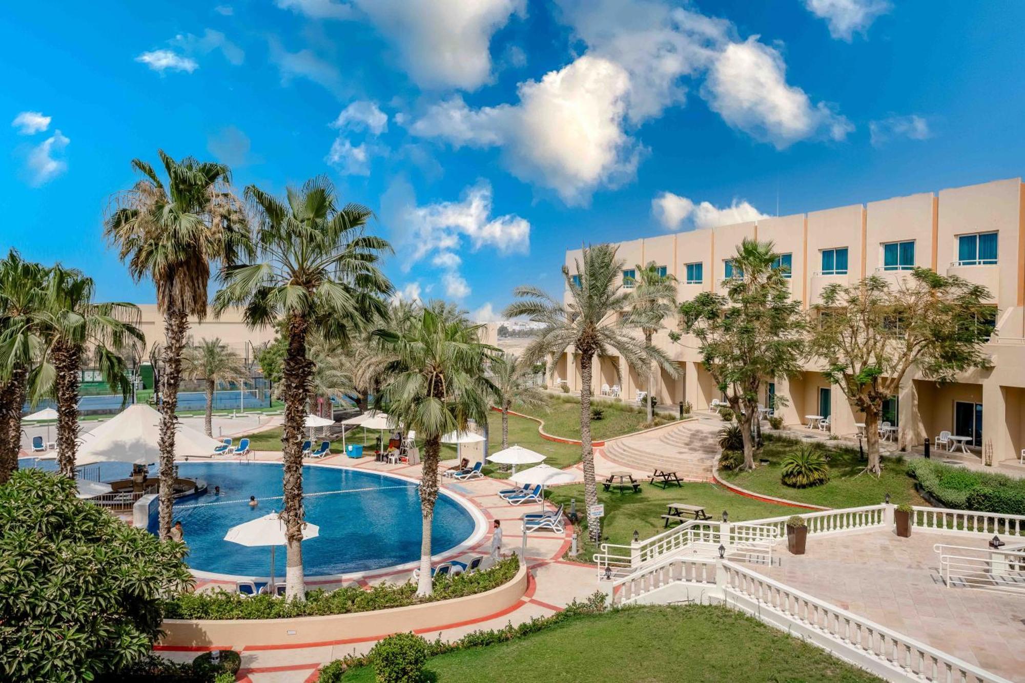 Hotel Millennium Al Mafraq 4*